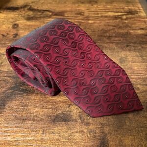 Hugo Boss Silk Necktie Burgundy Geometric Pattern Business Career